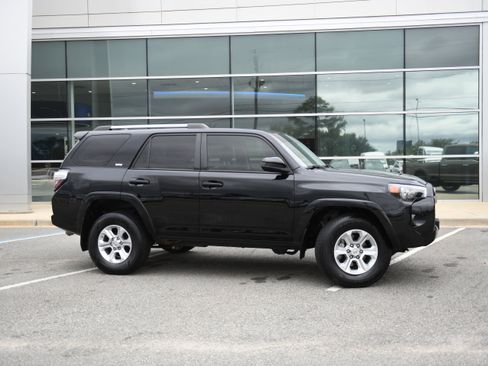 Used 2020 Toyota 4Runner SR5 image 3