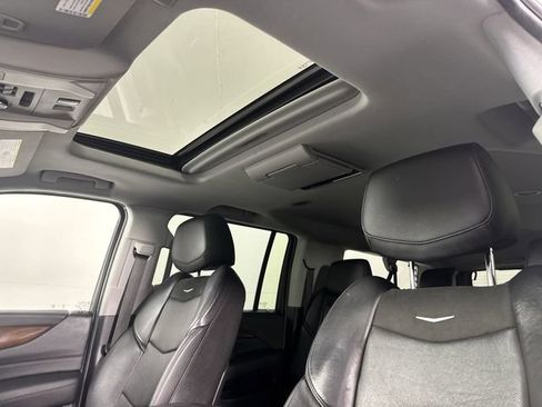 Used 2019 Cadillac Escalade ESV Luxury AWD/4WD image 17