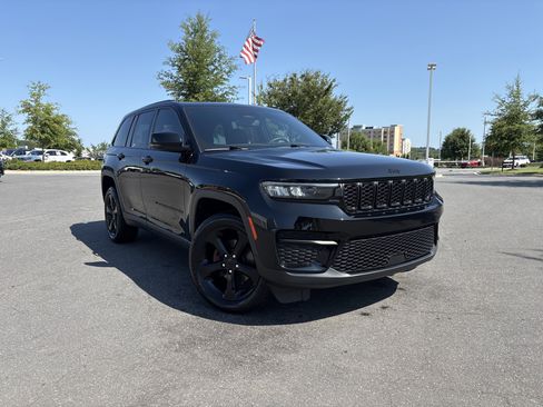 Used 2023 Jeep Grand Cherokee Altitude RWD image 2