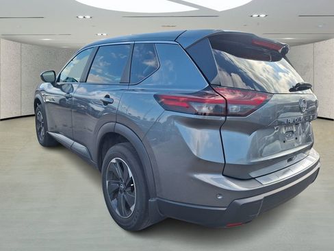 Used 2024 Nissan Rogue SV image 3