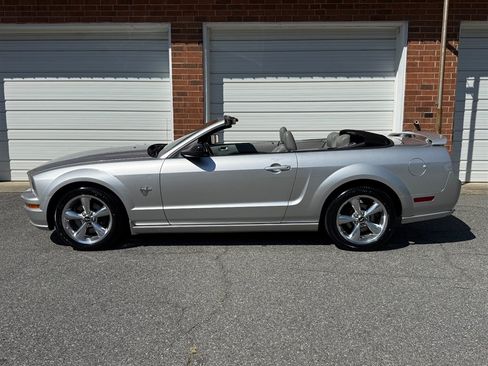 Used 2009 Ford Mustang GT RWD image 22
