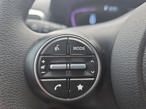 Certified 2025 Kia Soul LX w/ LX Technology Package FWD image 24