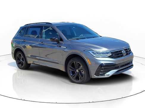 Used 2023 Volkswagen Tiguan SE R-Line image 2