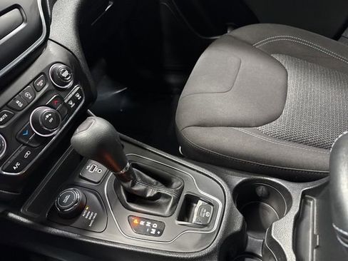 Used 2019 Jeep Cherokee Latitude w/ Popular Appearance Group image 20