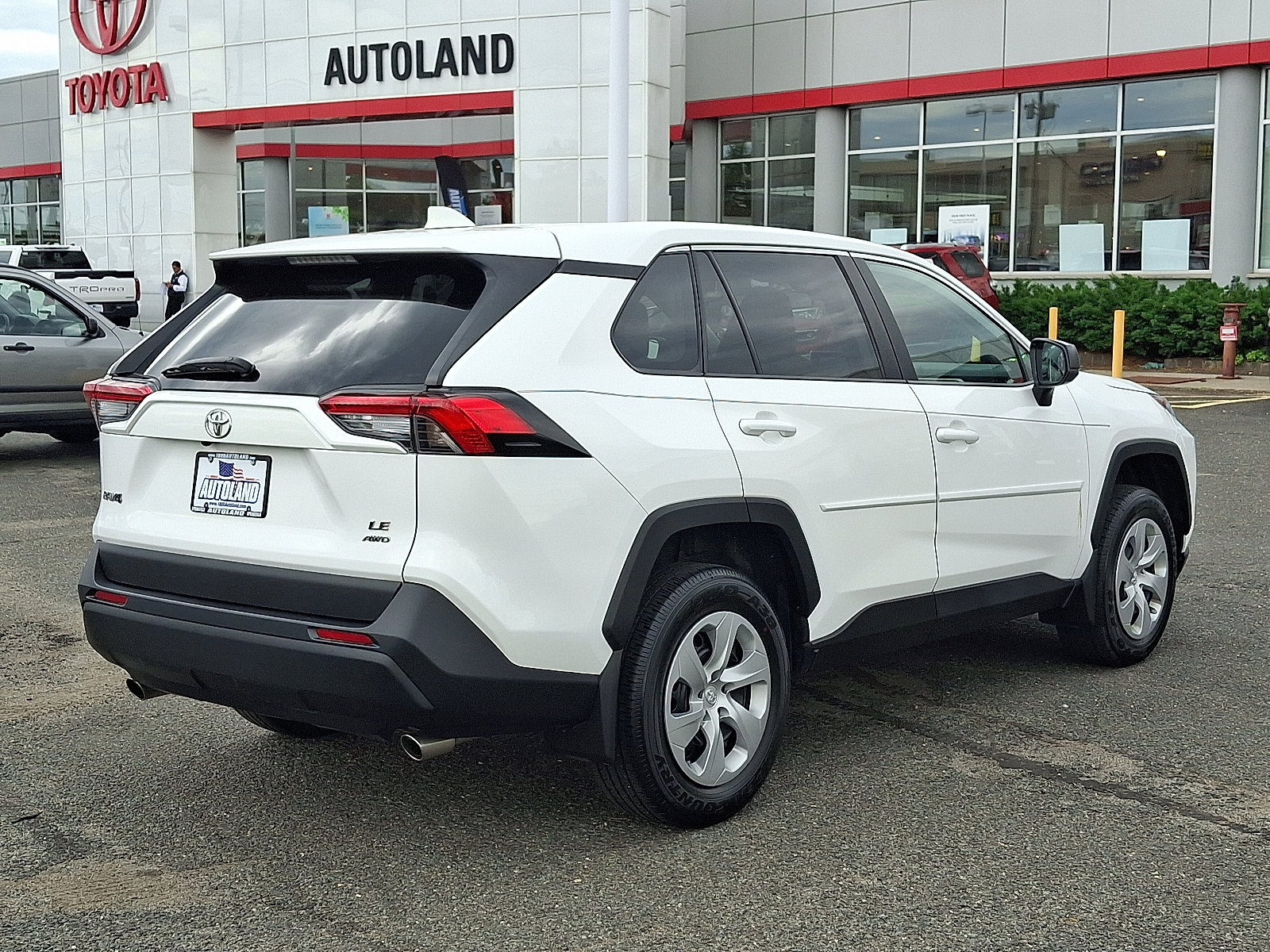 Used 2024 Toyota RAV4 LE AWD/4WD image 7