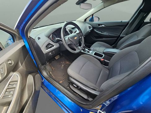 Used 2018 Chevrolet Cruze LT w/ Convenience Package FWD image 11