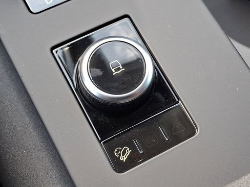 New 2026 Land Rover Discovery S image 21