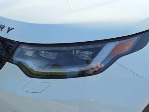 Certified 2025 Land Rover Discovery Dynamic SE AWD/4WD image 32