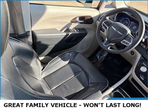 Used 2023 Chrysler Pacifica Limited image 17
