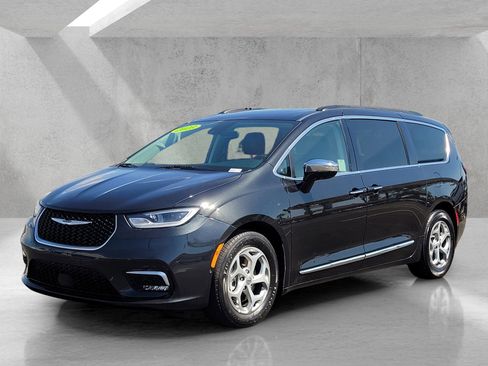 Used 2023 Chrysler Pacifica Limited image 8
