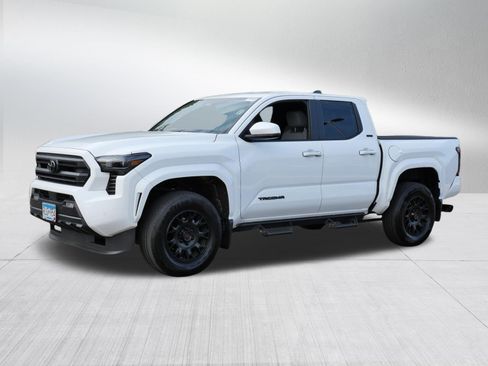 Certified 2025 Toyota Tacoma SR5 AWD/4WD image 3