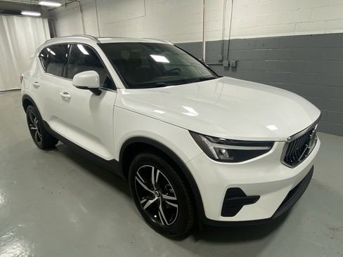Used 2025 Volvo XC40 B5 Core image 4