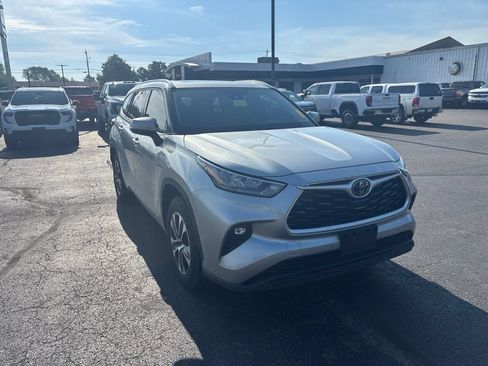 Used 2020 Toyota Highlander XLE FWD image 4