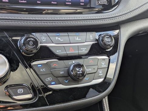 Used 2025 Chrysler Pacifica Limited FWD image 22