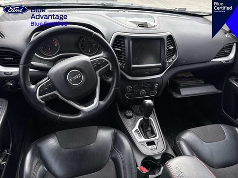 Used 2017 Jeep Cherokee Trailhawk AWD/4WD image 13