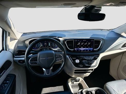 Used 2021 Chrysler Pacifica Touring-L image 22