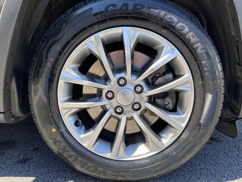 Used 2021 Jeep Cherokee Latitude Plus w/ Sun & Sound Group FWD image 13