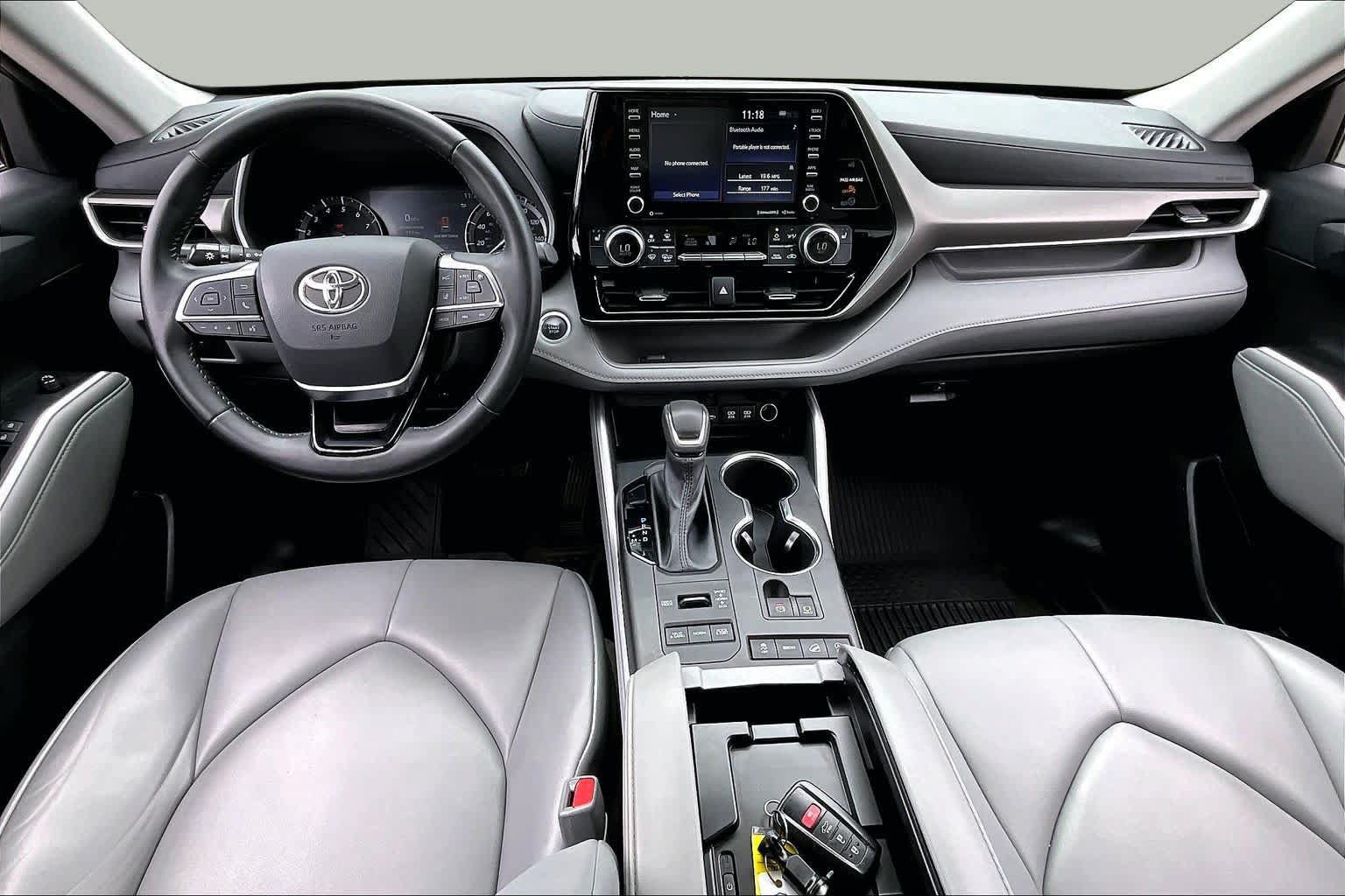 Used 2021 Toyota Highlander XLE AWD/4WD image 16