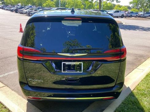 Used 2024 Chrysler Pacifica Touring-L FWD image 33