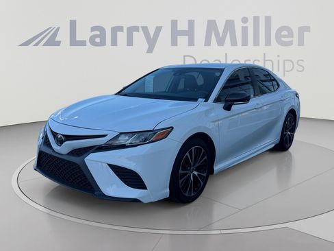 Used 2020 Toyota Camry SE FWD image 1