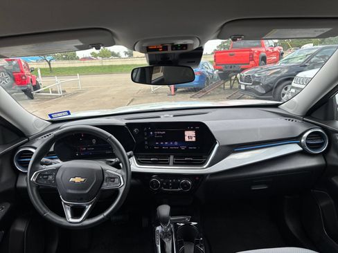 Used 2025 Chevrolet Trax LT w/ LT Convenience Package FWD image 27