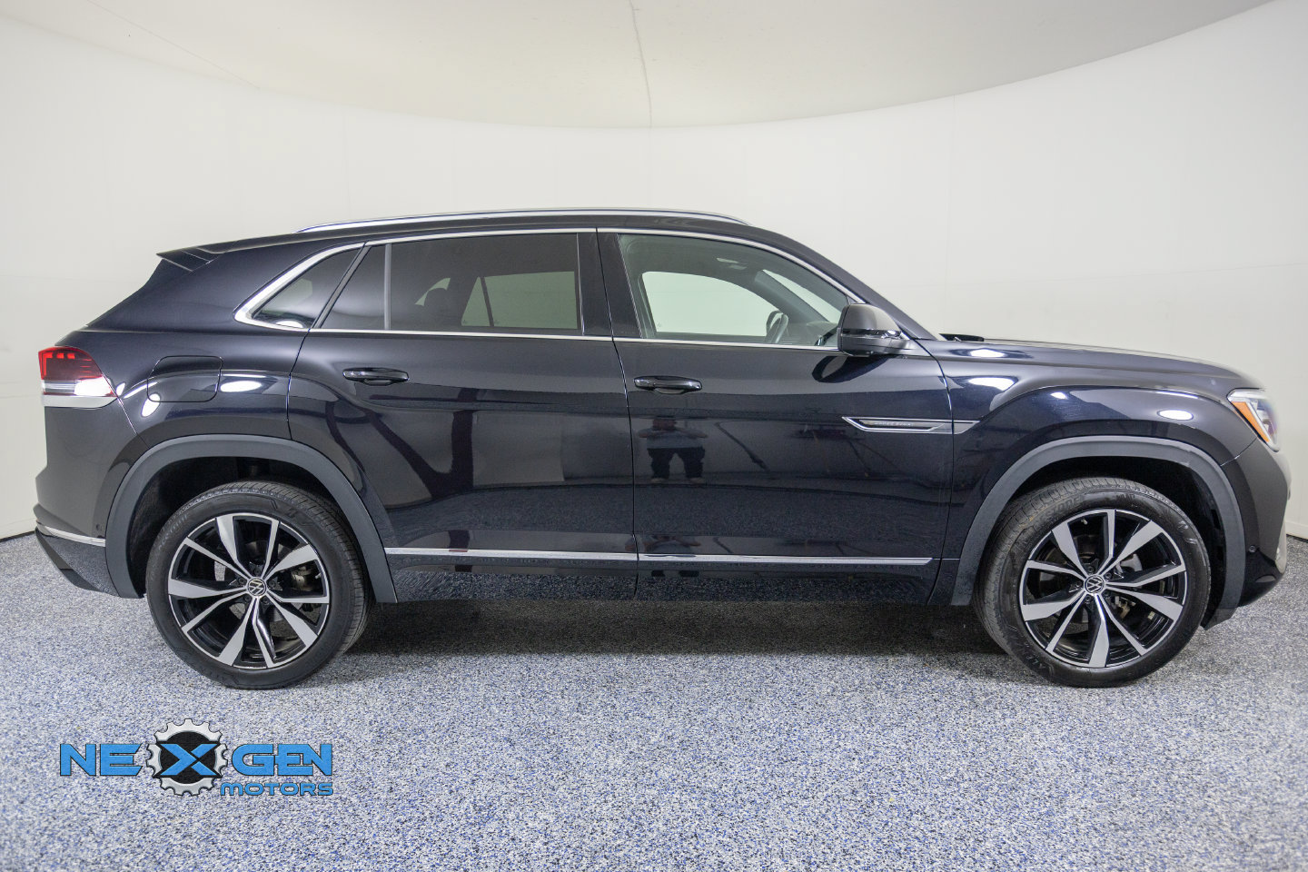 Used 2024 Volkswagen Atlas Cross Sport SEL Premium R-Line AWD/4WD image 9
