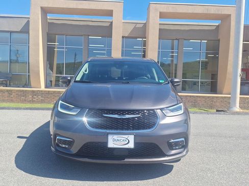 Used 2023 Chrysler Pacifica Touring-L FWD image 8
