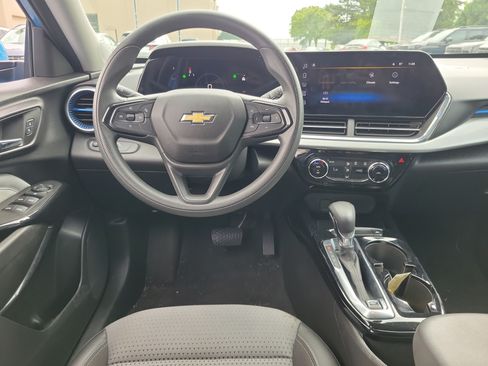 Used 2025 Chevrolet Trax LT FWD image 10