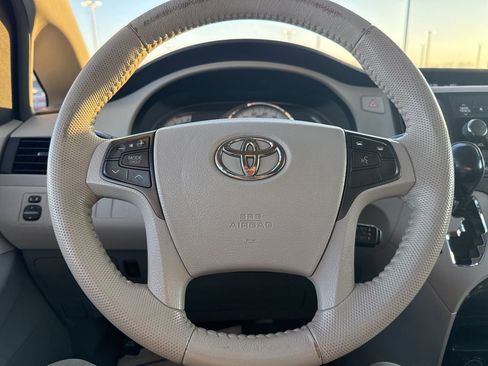 Used 2014 Toyota Sienna SE image 12