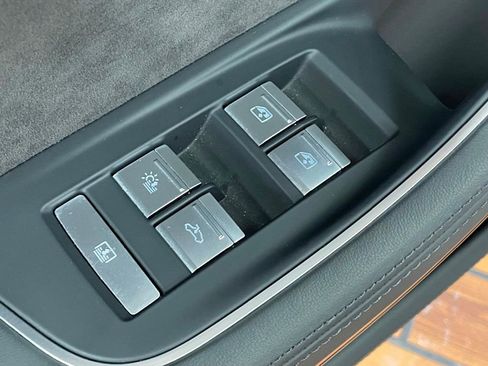 Used 2021 Audi S8 L image 24