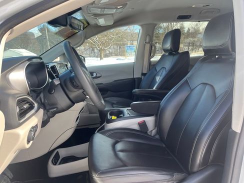 Used 2024 Chrysler Pacifica Touring-L image 15