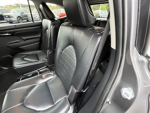 Used 2022 Toyota Highlander XLE image 24