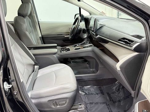 Certified 2022 Toyota Sienna XLE FWD image 30