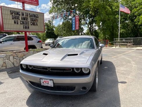 Used 2018 Dodge Challenger R/T RWD image 9