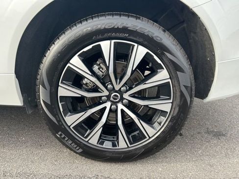 Certified 2025 Volvo XC60 B5 Plus image 9