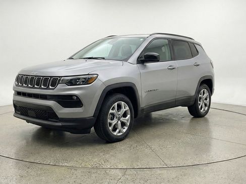 Used 2025 Jeep Compass Latitude AWD/4WD image 3