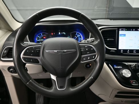 Used 2023 Chrysler Pacifica Touring-L FWD image 28