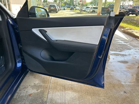 Used 2021 Tesla Model Y Long Range image 25