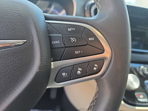 Used 2022 Chrysler Pacifica Touring-L FWD image 20