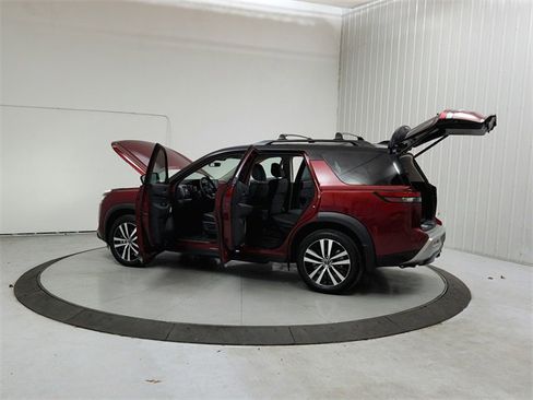 Used 2024 Nissan Pathfinder Platinum w/ Cargo Package image 13