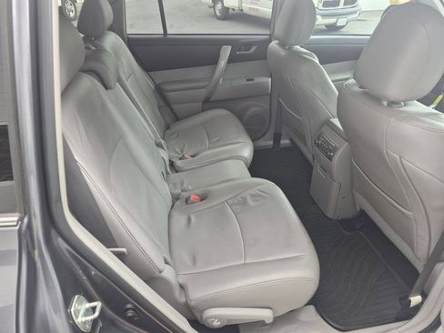 Used 2011 Toyota Highlander SE w/ Tow Pkg AWD/4WD image 10