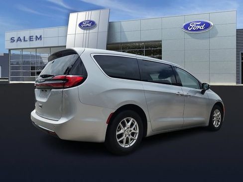 Used 2023 Chrysler Pacifica Touring-L FWD image 3