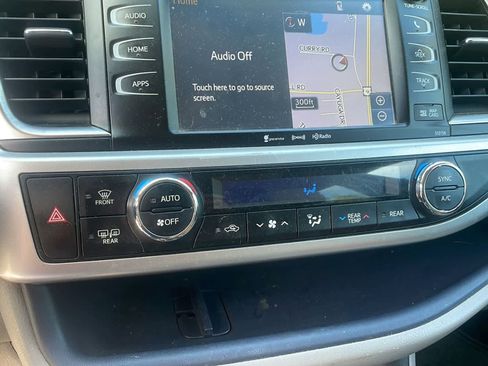 Used 2016 Toyota Highlander XLE AWD/4WD image 16