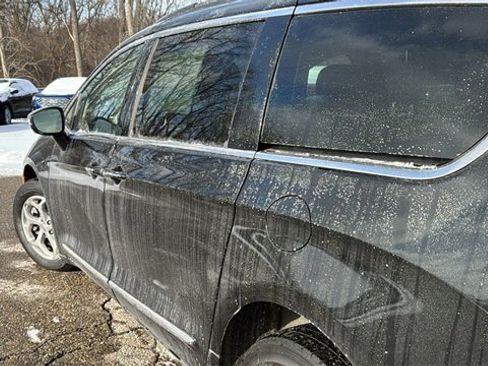 Used 2022 Chrysler Pacifica Limited image 32