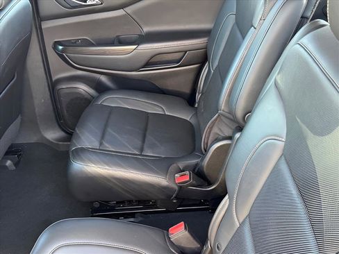 Used 2023 GMC Acadia SLT image 9