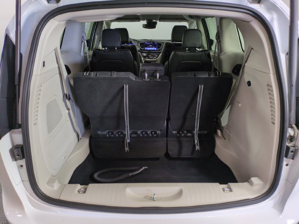 Used 2022 Chrysler Pacifica Touring-L w/ Uconnect Theater Family Group AWD/4WD image 29
