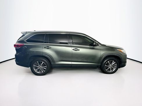 Used 2019 Toyota Highlander XLE FWD image 10