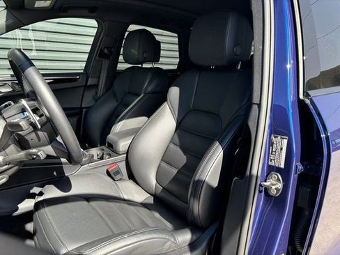 Certified 2025 Porsche Macan image 5