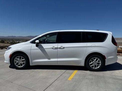 Used 2023 Chrysler Pacifica Touring-L FWD image 2