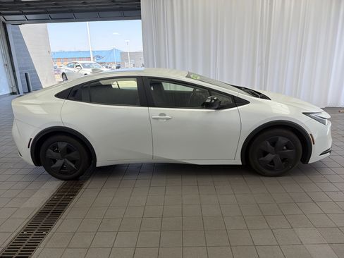 Used 2023 Toyota Prius LE FWD image 4